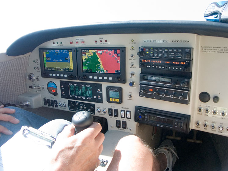 File:Plane in flight.jpg