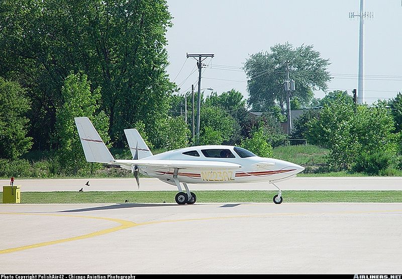 File:N223az airport.jpg